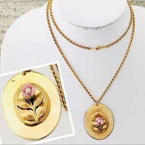 Vintage 3d Floral Medallion Necklace 1026